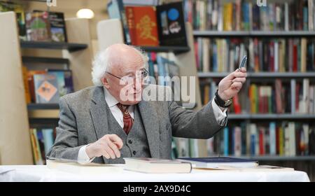 Präsident Michael D Higgins unterzeichnet einige seiner eigenen Bücher in der Cabra Library in Dublin, bevor er einen Teil seiner persönlichen Buchsammlung an Dublin City Libraries spendet. Stockfoto