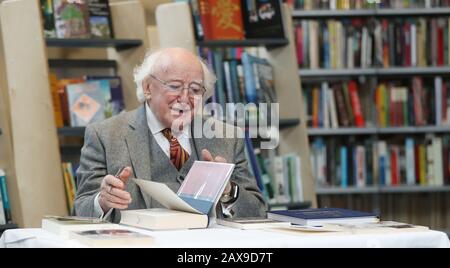 Präsident Michael D Higgins unterzeichnet einige seiner eigenen Bücher in der Cabra Library in Dublin, bevor er einen Teil seiner persönlichen Buchsammlung an Dublin City Libraries spendet. Stockfoto