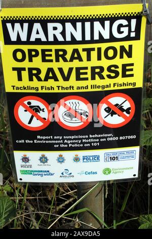 Operation Traverse Fish Protection notify (gegen Fischdiebstähle und illegales Fischen in Großbritannien. Ein Plakat in der Nähe von Privatfischen in Yorkshire. Stockfoto