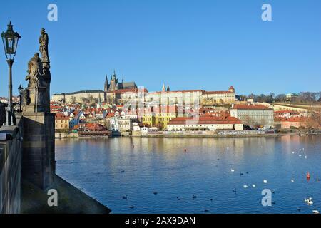 Prag, Tschechien - 03. Dezember 2015: Karlsbrücke über Moldaufluss, Blick auf Hradschin mit dem Veitsdom Stockfoto