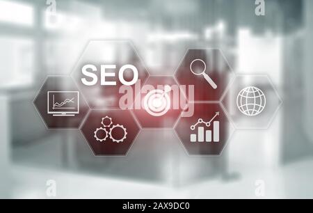 SEO. Suchmaschinenoptimierung. Business-Technologie auf verschwommenem Bürohintergrund. Stockfoto