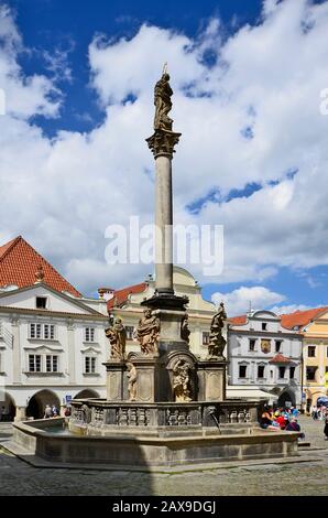 Cesky Krumlov, Tschechien - 11. August 2013: Nicht identifizierte Touristen, Restaurants, Brunnen mit Pestsäule und Gebäude rund um den Marktplatz Stockfoto