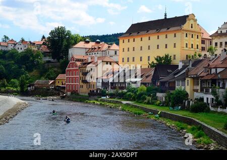 Cesky Krumlov, Tschechien - 11. August 2013: Unidentifizierte Touristen in Gummiflößen und Kanus auf dem Moldaufluss (Vltava) und Wohnungen am Flussufer in der U Stockfoto