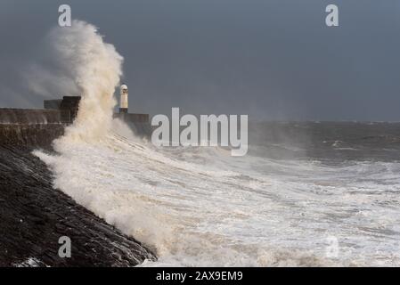 Sturm Ciara erreicht die walisische Küste Mit Massiven Wellen, als Sturm Ciara die Küste von Porthcawl in Südwales, Großbritannien, trifft Stockfoto