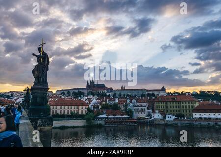 Sonnenuntergang von der Karlsbrücke in Prag Stockfoto