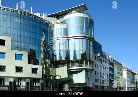 Wien, Österreich - 27. März 2016: Haas Haus - Restaurant und Hotel und verschiedenen Gebäuden am Stephansplatz im Centrum der Stadt Stockfoto