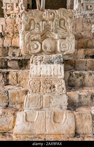 Serpentenkopf mit Maya-Hieroglyphen, niedrige Relieftiefe bei Akropolis-Pyramide in Ek Balam Archeological Area, Yucatan-Staat, Mexiko Stockfoto