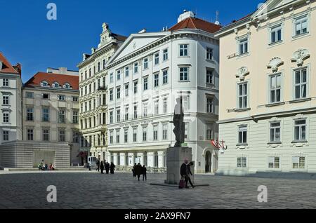 Wien, Österreich - 27. März 2016: Nicht identifizierte Menschen auf dem jüdischen Platz mit dem Denkmal von Gothold Ephraim Lessing und der Holocaust-Gedenkstätte im Inneren Cit Stockfoto