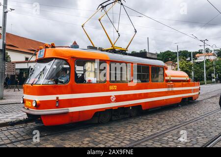 Orangefarbene Straßenbahn in Prag Stockfoto