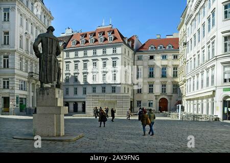 Wien, Österreich - 27. März 2016: Nicht identifizierte Menschen auf jüdischer Hausbesetzer am Denkmal von Gothold Ephraim Lessing und Holocaust-Mahnmal im Inneren des Cit Stockfoto