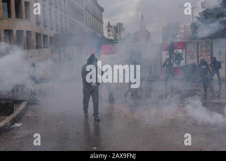 Stadtzentrum Von Beirut, Libanon. Februar 2020. Demonstranten inmitten von Tränengaswolken von der Polizei erschossen. Die Menschen versammelten sich, um gegen Barrieren zu protestieren, die verhindern, dass sie am Tag eines Vertrauensvotums in das neue Kabinett, das von Interimschef Hassan Diab vorgeschlagen wurde, das parlament erreichen. Credit: Elizabeth Fitt/Alamy Live News Stockfoto