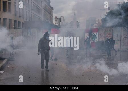 Stadtzentrum Von Beirut, Libanon. Februar 2020. Demonstranten inmitten von Tränengaswolken von der Polizei erschossen. Die Menschen versammelten sich, um gegen Barrieren zu protestieren, die verhindern, dass sie am Tag eines Vertrauensvotums in das neue Kabinett, das von Interimschef Hassan Diab vorgeschlagen wurde, das parlament erreichen. Credit: Elizabeth Fitt/Alamy Live News Stockfoto