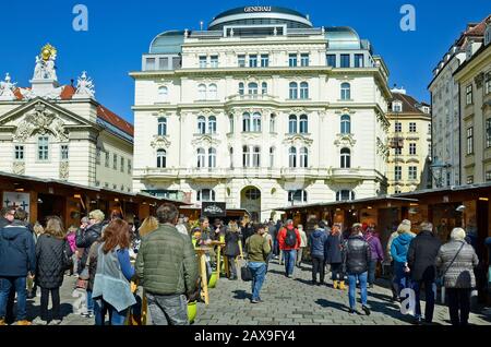 Wien, Österreich - 27. März 2016: Nicht identifizierte Personen von den traditionellen Ostermarkt am Hof Platz mit verschiedenen Gebäuden Stockfoto