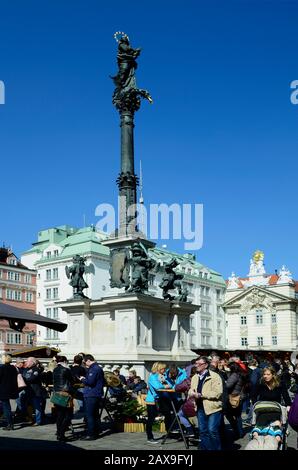 Wien, Österreich - 27. März 2016: Nicht identifizierte Menschen am traditionellen Ostermarkt am Hofer Platz mit mariensäule Stockfoto