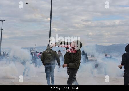 Stadtzentrum Von Beirut, Libanon. Februar 2020. Ein Protestler wirft einen Teergasbehälter zurück in Richtung Polizei. Die Menschen versammelten sich, um gegen Barrieren zu protestieren, die verhindern, dass sie am Tag eines Vertrauensvotums in das neue Kabinett, das von Interimschef Hassan Diab vorgeschlagen wurde, das parlament erreichen. Credit: Elizabeth Fitt/Alamy Live News Stockfoto