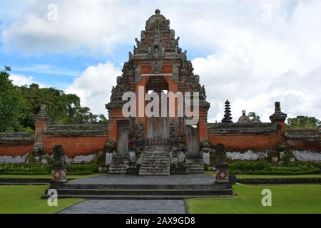 Haupteingang des Pura Taman Ayun Tempels in Bali, Indonesien Stockfoto