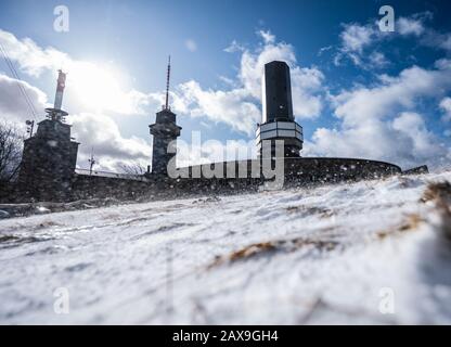 Schmitten, Deutschland. Februar 2020. Die Sonne durchbricht die Wolkendecke auf dem schneebedeckten Feldbergplateau im Taunus. Kredit: Andreas Arnold / dpa / Alamy Live News Stockfoto