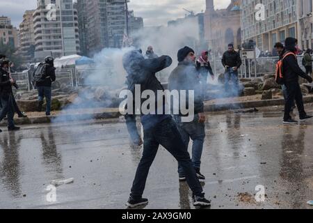 Stadtzentrum Von Beirut, Libanon. Februar 2020. Demonstranten in Tränengas von der Polizei erschossen. Die Menschen versammelten sich, um gegen Barrieren zu protestieren, die verhindern, dass sie am Tag eines Vertrauensvotums in das neue Kabinett, das von Interimschef Hassan Diab vorgeschlagen wurde, das parlament erreichen. Credit: Elizabeth Fitt/Alamy Live News Stockfoto