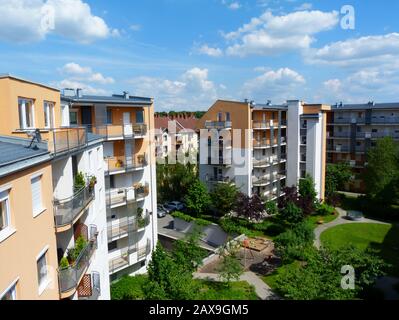 Intensives grünes Dach über Parkhaus im Mehrebenen-Eigentumswohnhaus. Hauseigentümerkonzept. Freundliche Nachbarschaft. Balkone und Korridore Stockfoto