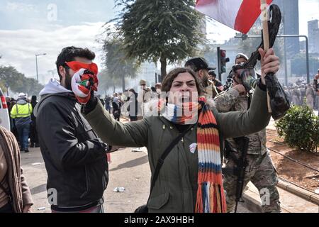 Stadtzentrum Von Beirut, Libanon. Februar 2020. Eine Frau äußert Wut, als sich die Menschen versammeln, um gegen Barrieren zu protestieren, die sie am Tag eines Vertrauensvotums in das neue Kabinett, das von Interimschef Hassan Diab vorgeschlagen wurde, am Parlament hindern. Credit: Elizabeth Fitt/Alamy Live News Stockfoto