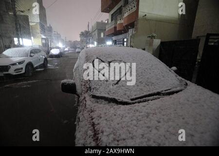 (200211) -- BAGDAD, 11. Februar 2020 (Xinhua) -- Foto vom 11. Februar 2020 zeigt den Schnee in Bagdad, Irak. Viele Menschen in der irakischen Hauptstadt Bagdad wachten am frühen Dienstag auf, um einen seltenen Schneefall in der Stadt zu beobachten. Im Norden des Landes, insbesondere in den Berggebieten, wird im Irak häufig Schnee gesehen. Für die meisten Bürger in Bagdad ist es selten, dass sie Schnee sehen. Bagdad erlebte im Januar 2008 zum ersten Mal seit über 100 Jahren einen Schneefall. (Xinhua/Khalil Dawood) Stockfoto