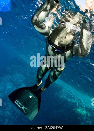 Die italienische Meister-Freitaucherin Linda Paganelli bereitet sich am 8. September 2006 auf einen 90 Meter großen Tauchgang mit variablem Gewicht in Ägyptens berühmtem Blue Hole in der Sinai-Wüste vor. Stockfoto