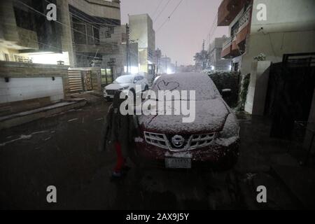 (200211) -- BAGDAD, 11. Februar 2020 (Xinhua) -- Foto vom 11. Februar 2020 zeigt den Schnee in Bagdad, Irak. Viele Menschen in der irakischen Hauptstadt Bagdad wachten am frühen Dienstag auf, um einen seltenen Schneefall in der Stadt zu beobachten. Im Norden des Landes, insbesondere in den Berggebieten, wird im Irak häufig Schnee gesehen. Für die meisten Bürger in Bagdad ist es selten, dass sie Schnee sehen. Bagdad erlebte im Januar 2008 zum ersten Mal seit über 100 Jahren einen Schneefall. (Xinhua/Khalil Dawood) Stockfoto