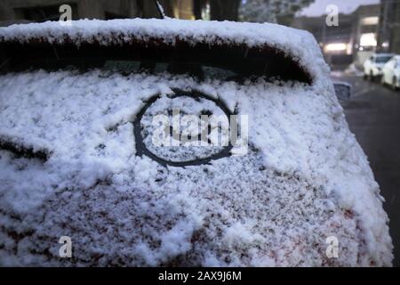 (200211) -- BAGDAD, 11. Februar 2020 (Xinhua) -- Foto vom 11. Februar 2020 zeigt den Schnee in Bagdad, Irak. Viele Menschen in der irakischen Hauptstadt Bagdad wachten am frühen Dienstag auf, um einen seltenen Schneefall in der Stadt zu beobachten. Im Norden des Landes, insbesondere in den Berggebieten, wird im Irak häufig Schnee gesehen. Für die meisten Bürger in Bagdad ist es selten, dass sie Schnee sehen. Bagdad erlebte im Januar 2008 zum ersten Mal seit über 100 Jahren einen Schneefall. (Xinhua/Khalil Dawood) Stockfoto