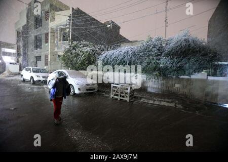 (200211) - BAGDAD, 11. Februar 2020 (Xinhua) - ein Mann spaziert in Bagdad, Irak, 11. Februar 2020 im Schnee. Viele Menschen in der irakischen Hauptstadt Bagdad wachten am frühen Dienstag auf, um einen seltenen Schneefall in der Stadt zu beobachten. Im Norden des Landes, insbesondere in den Berggebieten, wird im Irak häufig Schnee gesehen. Für die meisten Bürger in Bagdad ist es selten, dass sie Schnee sehen. Bagdad erlebte im Januar 2008 zum ersten Mal seit über 100 Jahren einen Schneefall. (Xinhua/Khalil Dawood) Stockfoto