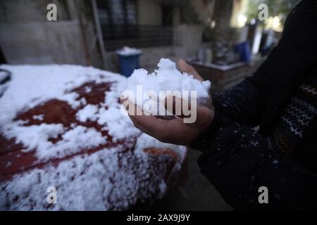 (200211) - BAGDAD, 11. Februar 2020 (Xinhua) - ein Mann hält in Bagdad, Irak, 11. Februar 2020 etwas Schnee in der Hand. Viele Menschen in der irakischen Hauptstadt Bagdad wachten am frühen Dienstag auf, um einen seltenen Schneefall in der Stadt zu beobachten. Im Norden des Landes, insbesondere in den Berggebieten, wird im Irak häufig Schnee gesehen. Für die meisten Bürger in Bagdad ist es selten, dass sie Schnee sehen. Bagdad erlebte im Januar 2008 zum ersten Mal seit über 100 Jahren einen Schneefall. (Xinhua/Khalil Dawood) Stockfoto