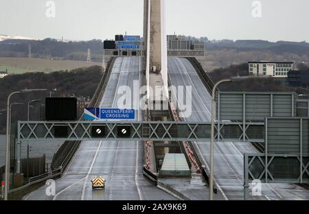 Ein Patrouillenfahrzeug überquert Den Queensferry Crossing, nachdem er wegen schlechten Wetters gesperrt wurde, South Queensferry. PA Foto. Bilddatum: Dienstag, 11. Februar 2020. Die Kreuzungsbetreiber Amey schlossen die Schlüsselstrecke bis auf weiteres als Sicherheitsvorkehrung wegen Eiseinfallens von den Kabeln. Acht Autos wurden bei starker Witterung am Montag beschädigt. Siehe PA STORM Scotland. Fotogutschrift sollte lauten: Andrew Milligan/PA Wire Stockfoto