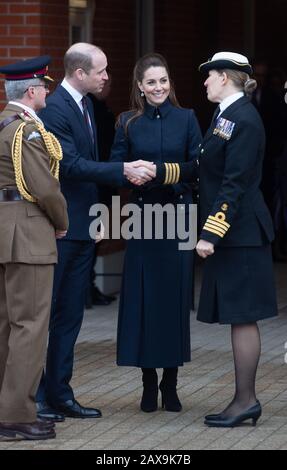 Der Herzog und die Herzogin von Cambridge (Mitte) verlassen nach dem Besuch des Defence Medical Rehabilitation Center Stanford Hall, Stanford on Soar, Loughborough, wo sie sich mit Patienten und Mitarbeitern trafen und einen Rundgang durch die Turnhalle und den Prothetikworkplatz hatten. Stockfoto