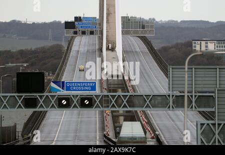 Ein Patrouillenfahrzeug überquert Den Queensferry Crossing, nachdem er wegen schlechten Wetters gesperrt wurde, South Queensferry. PA Foto. Bilddatum: Dienstag, 11. Februar 2020. Die Kreuzungsbetreiber Amey schlossen die Schlüsselstrecke bis auf weiteres als Sicherheitsvorkehrung wegen Eiseinfallens von den Kabeln. Acht Autos wurden bei starker Witterung am Montag beschädigt. Siehe PA STORM Scotland. Fotogutschrift sollte lauten: Andrew Milligan/PA Wire Stockfoto