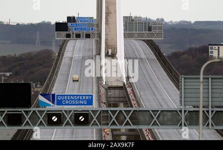 Ein Patrouillenfahrzeug überquert Den Queensferry Crossing, nachdem er wegen schlechten Wetters gesperrt wurde, South Queensferry. PA Foto. Bilddatum: Dienstag, 11. Februar 2020. Die Kreuzungsbetreiber Amey schlossen die Schlüsselstrecke bis auf weiteres als Sicherheitsvorkehrung wegen Eiseinfallens von den Kabeln. Acht Autos wurden bei starker Witterung am Montag beschädigt. Siehe PA STORM Scotland. Fotogutschrift sollte lauten: Andrew Milligan/PA Wire Stockfoto