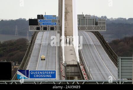 Ein Patrouillenfahrzeug überquert Den Queensferry Crossing, nachdem er wegen schlechten Wetters gesperrt wurde, South Queensferry. PA Foto. Bilddatum: Dienstag, 11. Februar 2020. Die Kreuzungsbetreiber Amey schlossen die Schlüsselstrecke bis auf weiteres als Sicherheitsvorkehrung wegen Eiseinfallens von den Kabeln. Acht Autos wurden bei starker Witterung am Montag beschädigt. Siehe PA STORM Scotland. Fotogutschrift sollte lauten: Andrew Milligan/PA Wire Stockfoto