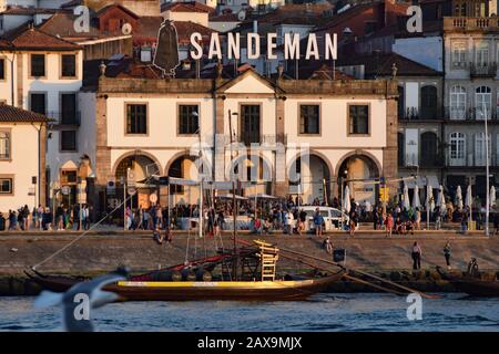 Sandeman Keller in Vila de Nova de Gaia am Ufer des Flusses Duoro mit Touristen, die vor dem Hotel spazieren Stockfoto