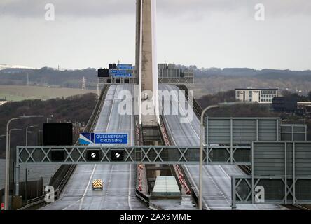 Ein Patrouillenfahrzeug überquert Den Queensferry Crossing, nachdem er wegen schlechten Wetters gesperrt wurde, South Queensferry. PA Foto. Bilddatum: Dienstag, 11. Februar 2020. Die Kreuzungsbetreiber Amey schlossen die Schlüsselstrecke bis auf weiteres als Sicherheitsvorkehrung wegen Eiseinfallens von den Kabeln. Acht Autos wurden bei starker Witterung am Montag beschädigt. Siehe PA STORM Scotland. Fotogutschrift sollte lauten: Andrew Milligan/PA Wire Stockfoto