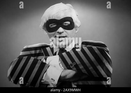 Pappausschnitt von Boris Johnson mit Maske und abisoliertem Jackett. Stockfoto