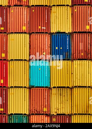 Bremerhavener 16. Januar 2020: Versandcontainer übereinander in hellen Farben, bunte Containerwand im Hafen Stockfoto