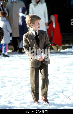 Peter Phillips besucht am Weihnachtstag im Sandringham House, Norfolk, England, die Kirche im Schnee Stockfoto