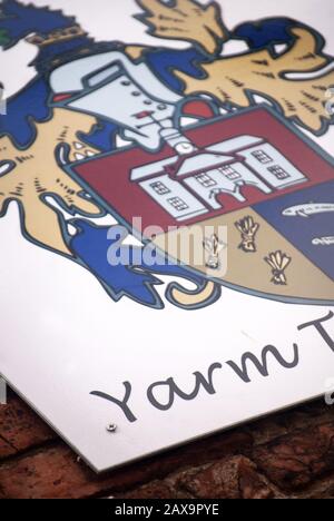 Stadtschild mit Wappen, Yarm, North Yorkshire Stockfoto