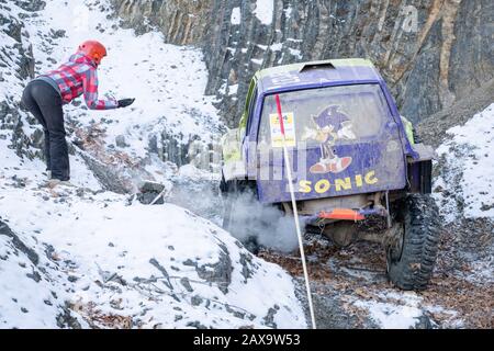 Jeep Suzuki Jimny überwindet Hindernisse in den Wald Stockfoto