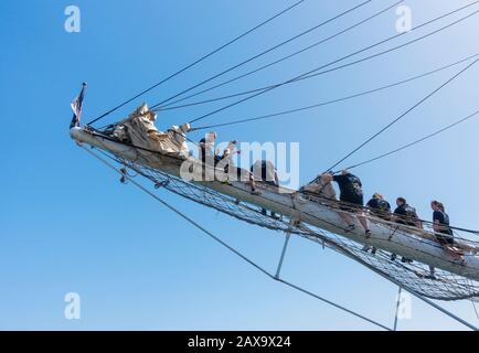 Las Palmas, Gran Canaria, Kanarische Inseln, Spanien. Februar 2020. Matrosen auf dem Bowsprit des norwegischen Großschiffs, Christian Radich, in Las Palmas o Stockfoto