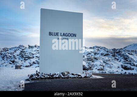Blaues Lagunenschild neben Reykjavik Eingang der natürlichen heißen Quelle Stockfoto