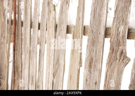 Alter Holzriechzaun im Dorf Stockfoto