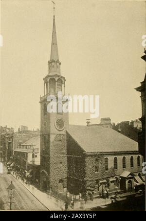 In und über das historische Boston. CHklST KIRCHE (ALT NORD) SALEM STRASSE.Das älteste Kirchenbaugebäude der Stadt. 1723 errichtet. Eine Tafel auf der Vorderseite liest sich wie folgt: Die Signallaternen von Paul Revere, die im Kirchturm dieser Kirche ausgestellt sind. April 1775 warnte das Land vor dem marsch des britischen Troopstos Lexington und Concord. In der Krypta sind mehrere britische Offiziere Killedat Bunker Hill begraben. ALTES VERSAMMLUNGSHAUS SÜD. Washington UND MILK STREETS. Die dritte Kirche in Boston. 1669 gegründet. Die heutige Struktur wurde im Jahr 1730 errichtet. War der Ausgangspunkt für diejenigen, die sich beteiligen Stockfoto