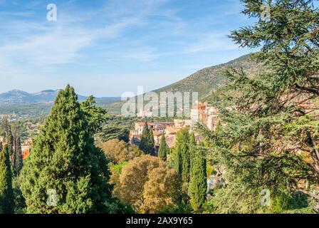 Die Villa d'Este ist eine Villa aus dem 16. Jahrhundert in Tivoli, in der Nähe Roms, berühmt für ihren terrassenförmigen italienischen Renaissance-Garten am Hang und vor allem für seinen Garten Stockfoto