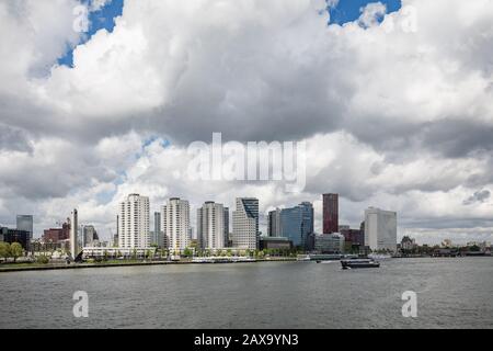 Blick auf die Skyline von Rotterdam von der Erasmus-Brücke mit großen Wolken über der Stadt Stockfoto