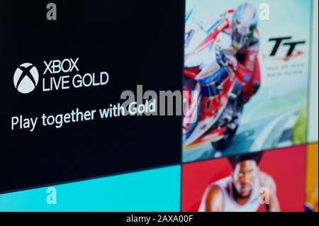 New York, USA - 11. Februar 2020: Xbox Live Gold Abonnement für Spiele auf fernsehbildschirm Nahaufnahme Stockfoto