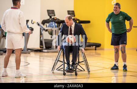 Der Herzog von Cambridge spielte Rollstuhlkorbball während eines Besuchs des Defence Medical Rehabilitation Center Stanford Hall, Stanford on Soar, Loughborough, wo er sich mit Patienten und Mitarbeitern traf und einen Rundgang durch die Turnhalle und den Prothetikworkplatz machte. Stockfoto